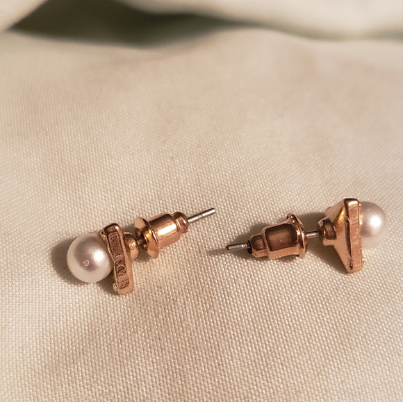 Dainty gold tone pearl earrings - Picture 2 of 3